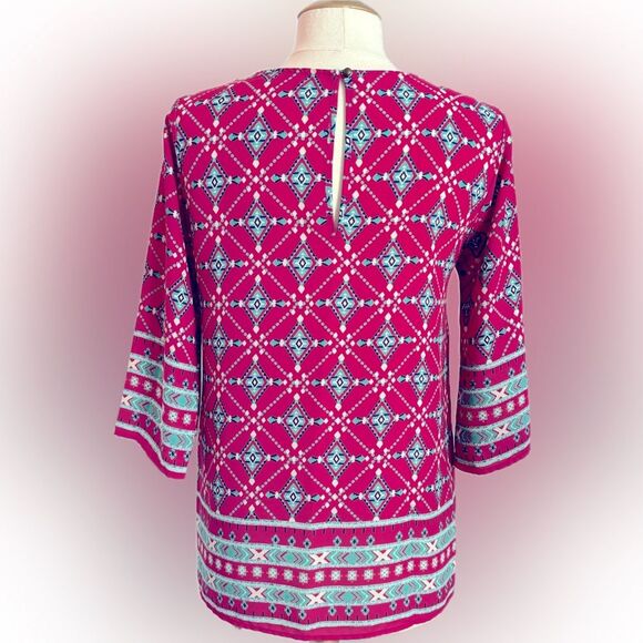 Like new! Boutique Everly adorable patterned flowy keyhole back top! - Picture 9 of 13